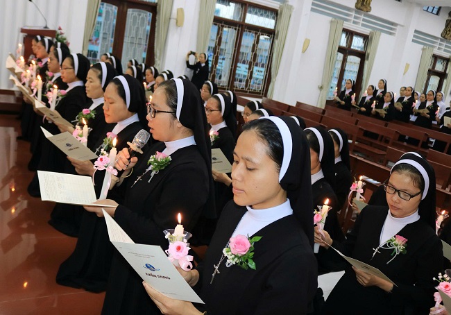 Chùm ảnh Thánh Lễ Tuyên Khấn lại, tại Nhà Mẹ Hội dòng ngày 19/8/2025