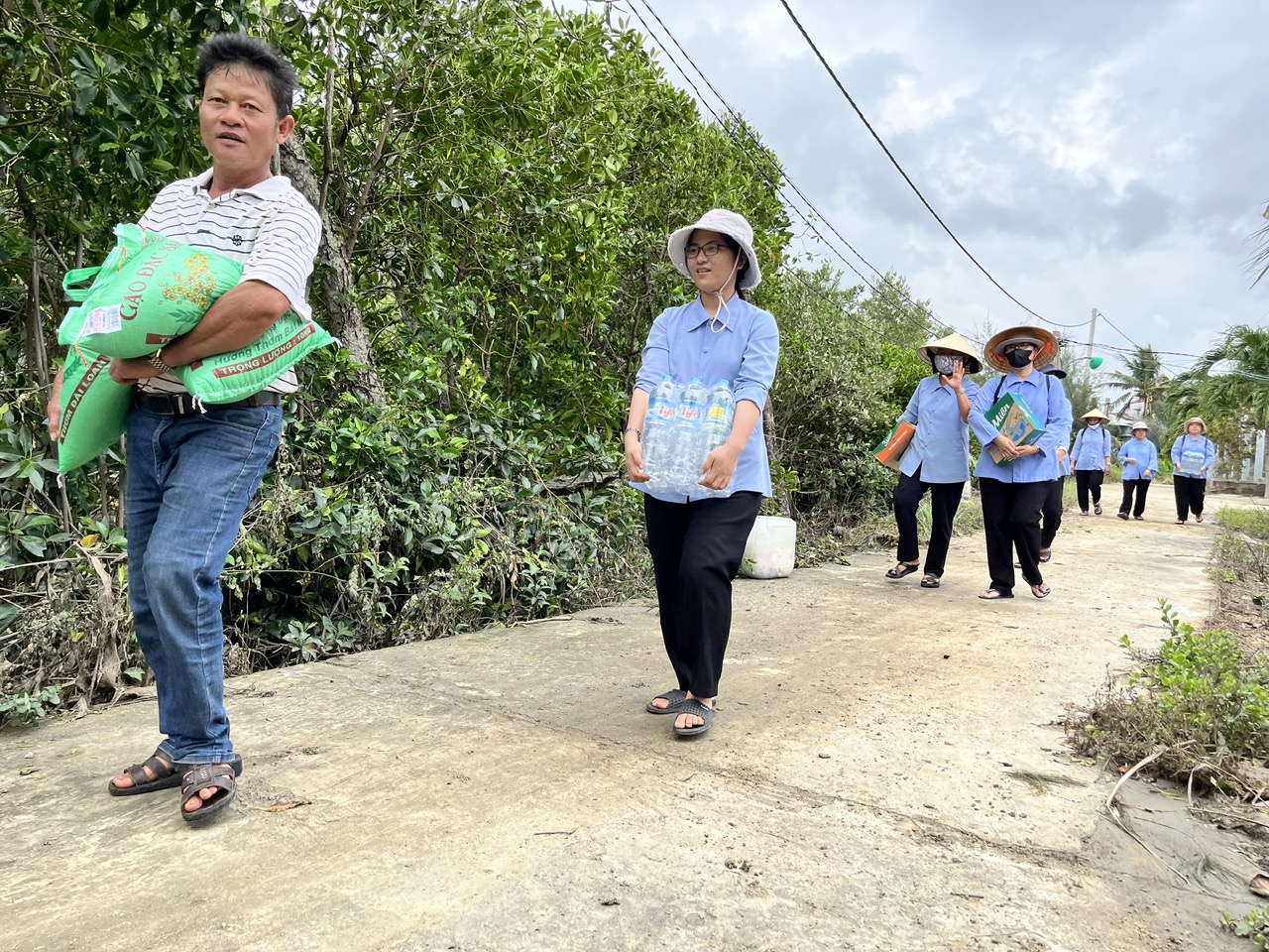 Tình người sau cơn bão số 13