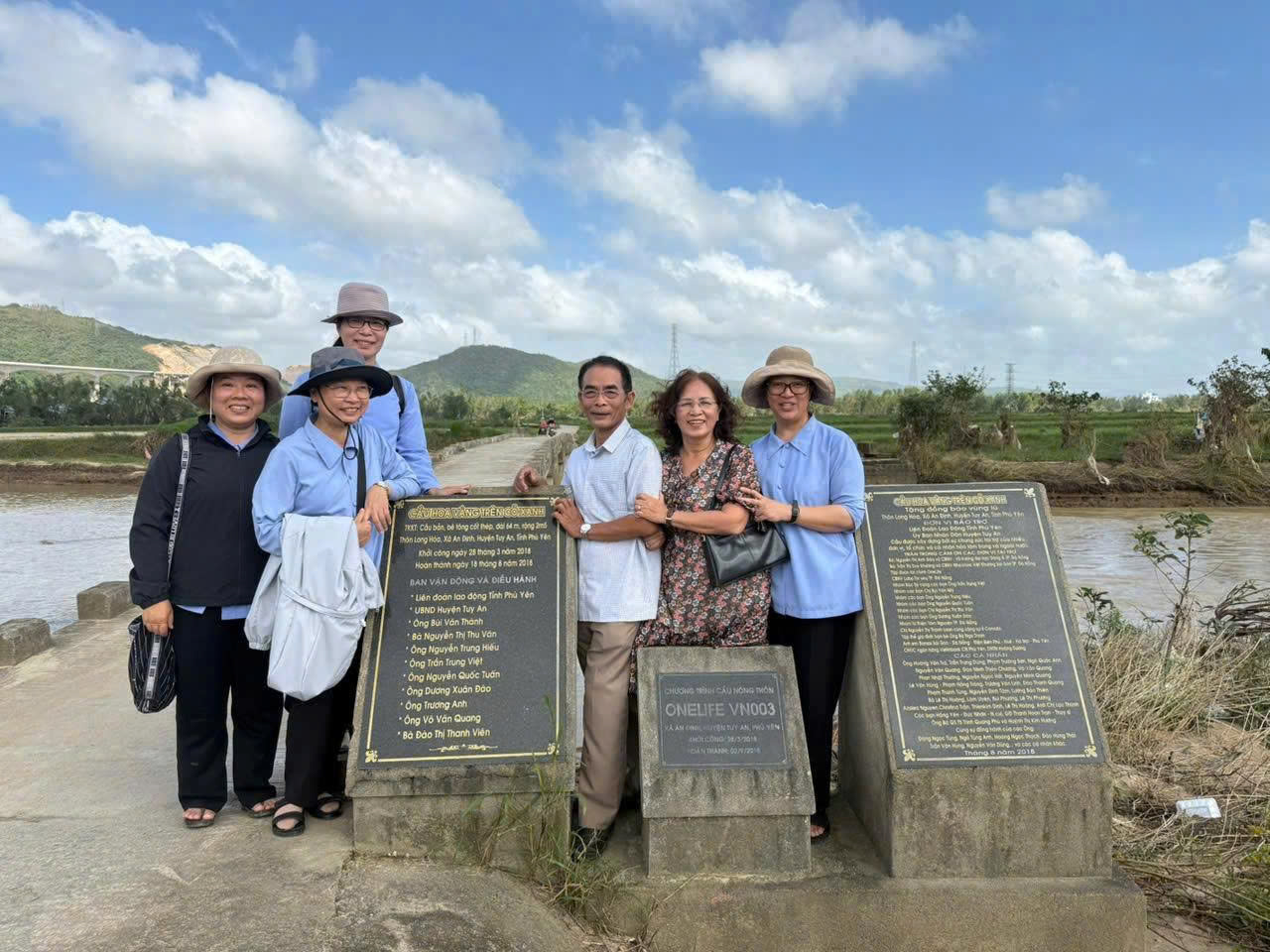 Hành trình yêu thương đến bà con vùng lũnh trình yêu thương đến bà con vùng lũ