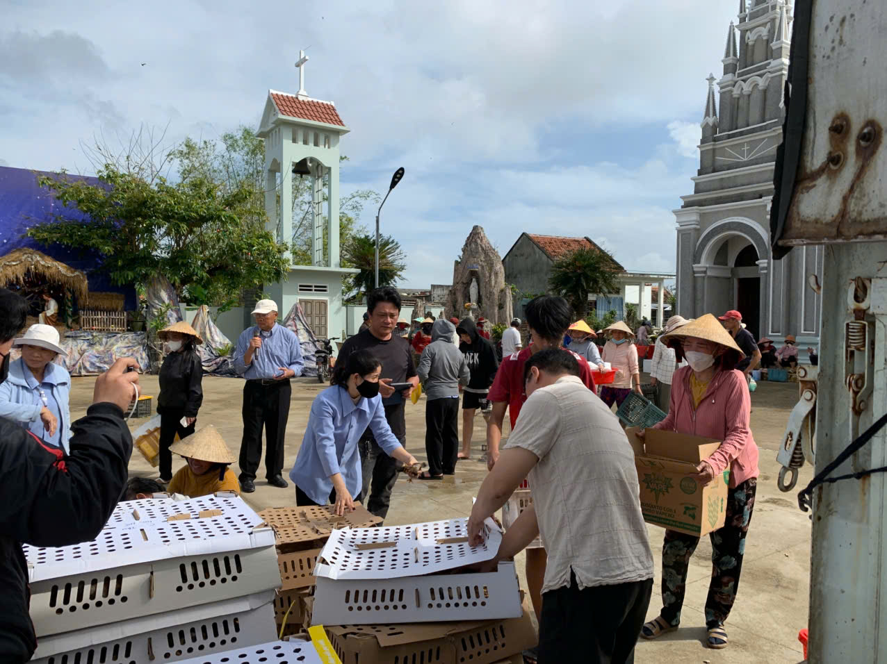 Nối vòng tay lan tỏa hơi ấm yêu thương