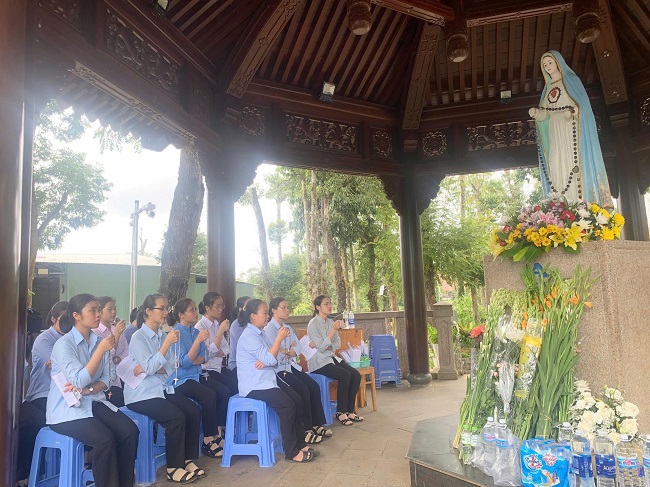 Gia đình Thanh Tuyển Hành Hương về bên Đức Mẹ Măng Đen