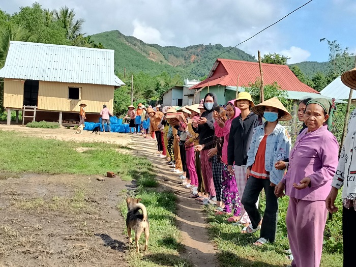 Hiệp thông sẻ chia cùng với anh chị em tại làng Kà Xim thuộc giáo họ biệt lập Vân Canh